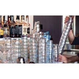 Rock Bar - Stohovate�n�, robustn� poh�r v preveden� vytvrden�ho skla. U�etr� miesto na Va�om bare a nezran� Va�ich host� aj pri ne�etrnom pou��van�.